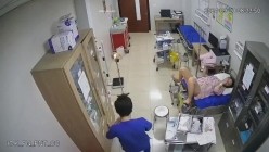 黑客破解正规医院妇科治疗室 ️监控摄像头偷拍医生给病人做阴道妇科检查真羡慕眼镜小伙医生每天阅逼无数 截图1