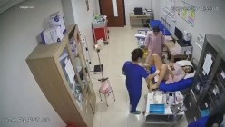 黑客破解正规医院妇科治疗室 ️监控摄像头偷拍医生给病人做阴道妇科检查真羡慕眼镜小伙医生每天阅逼无数 截图2