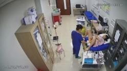 黑客破解正规医院妇科治疗室 ️监控摄像头偷拍医生给病人做阴道妇科检查真羡慕眼镜小伙医生每天阅逼无数 截图3