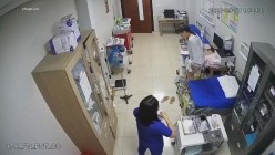 黑客破解正规医院妇科治疗室 ️监控摄像头偷拍医生给病人做阴道妇科检查真羡慕眼镜小伙医生每天阅逼无数 截图5