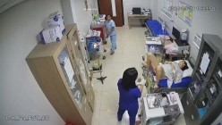 黑客破解正规医院妇科治疗室 ️监控摄像头偷拍医生给病人做阴道妇科检查真羡慕眼镜小伙医生每天阅逼无数 截图6