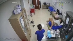 黑客破解正规医院妇科治疗室 ️监控摄像头偷拍医生给病人做阴道妇科检查真羡慕眼镜小伙医生每天阅逼无数 截图7