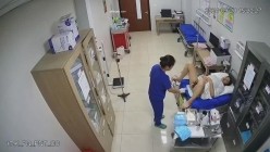 黑客破解正规医院妇科治疗室 ️监控摄像头偷拍医生给病人做阴道妇科检查真羡慕眼镜小伙医生每天阅逼无数 截图8