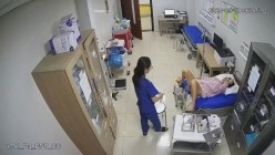 黑客破解正规医院妇科治疗室 ️监控摄像头偷拍医生给病人做阴道妇科检查真羡慕眼镜小伙医生每天阅逼无数 截图9