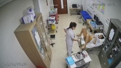 黑客破解正规医院妇科治疗室 ️监控摄像头偷拍医生给病人做阴道妇科检查真羡慕眼镜小伙医生每天阅逼无数 截图11