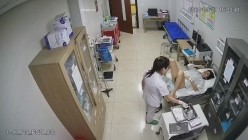 黑客破解正规医院妇科治疗室 ️监控摄像头偷拍医生给病人做阴道妇科检查真羡慕眼镜小伙医生每天阅逼无数 截图12
