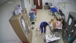黑客破解正规医院妇科治疗室 ️监控摄像头偷拍医生给病人做阴道妇科检查真羡慕眼镜小伙医生每天阅逼无数 截图13