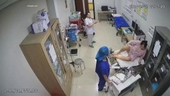 黑客破解正规医院妇科治疗室 ️监控摄像头偷拍医生给病人做阴道妇科检查真羡慕眼镜小伙医生每天阅逼无数 截图14