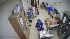 黑客破解正规医院妇科治疗室 ️监控摄像头偷拍医生给病人做阴道妇科检查真羡慕眼镜小伙医生每天阅逼无数 截图15