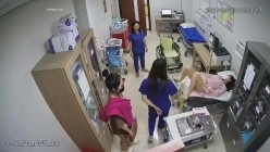 黑客破解正规医院妇科治疗室 ️监控摄像头偷拍医生给病人做阴道妇科检查真羡慕眼镜小伙医生每天阅逼无数 截图16