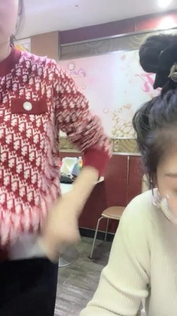 《稀缺资源重磅》猎奇圈内部分享热门视频极品大奶子哺乳期的奶妈疯狂露出自摸挑逗赚奶粉钱 截图2
