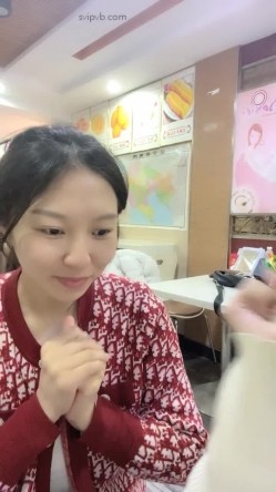 《稀缺资源重磅》猎奇圈内部分享热门视频极品大奶子哺乳期的奶妈疯狂露出自摸挑逗赚奶粉钱 截图3