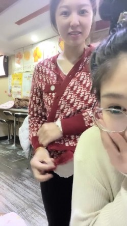 《稀缺资源重磅》猎奇圈内部分享热门视频极品大奶子哺乳期的奶妈疯狂露出自摸挑逗赚奶粉钱 截图4