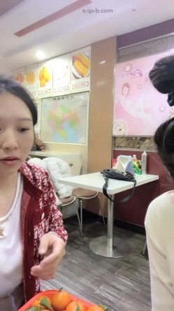 《稀缺资源重磅》猎奇圈内部分享热门视频极品大奶子哺乳期的奶妈疯狂露出自摸挑逗赚奶粉钱 截图5