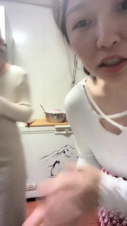 《稀缺资源重磅》猎奇圈内部分享热门视频极品大奶子哺乳期的奶妈疯狂露出自摸挑逗赚奶粉钱 截图8