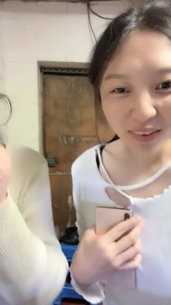 《稀缺资源重磅》猎奇圈内部分享热门视频极品大奶子哺乳期的奶妈疯狂露出自摸挑逗赚奶粉钱 截图11