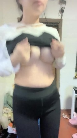 《稀缺资源重磅》猎奇圈内部分享热门视频极品大奶子哺乳期的奶妈疯狂露出自摸挑逗赚奶粉钱 截图13