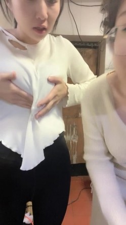 《稀缺资源重磅》猎奇圈内部分享热门视频极品大奶子哺乳期的奶妈疯狂露出自摸挑逗赚奶粉钱 截图15