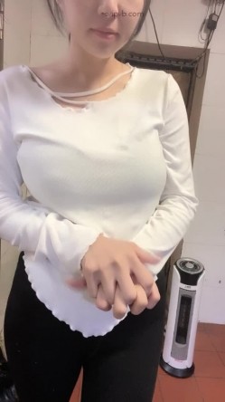 《稀缺资源重磅》猎奇圈内部分享热门视频极品大奶子哺乳期的奶妈疯狂露出自摸挑逗赚奶粉钱 截图16