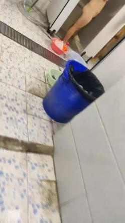 买通女同桌到女浴室偷录脱光衣服洗澡的同班女同学 截图6