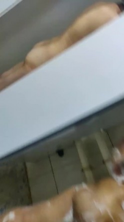 买通女同桌到女浴室偷录脱光衣服洗澡的同班女同学 截图8