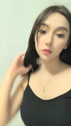 明星脸，几万粉丝的小网红【偷走一头猪】清秀女神~长腿骚舞~道具黑牛~逼会下蛋，走在街上回头率肯定高！ 截图2