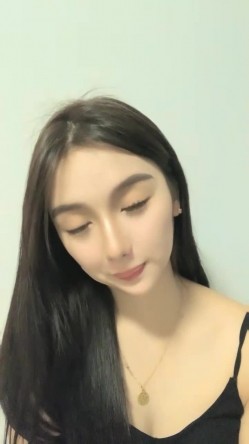 明星脸，几万粉丝的小网红【偷走一头猪】清秀女神~长腿骚舞~道具黑牛~逼会下蛋，走在街上回头率肯定高！ 截图3