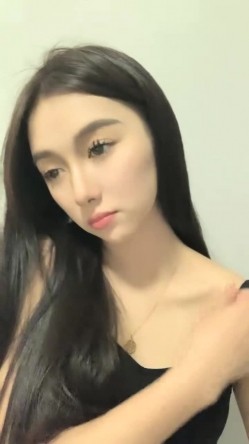 明星脸，几万粉丝的小网红【偷走一头猪】清秀女神~长腿骚舞~道具黑牛~逼会下蛋，走在街上回头率肯定高！ 截图5