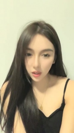 明星脸，几万粉丝的小网红【偷走一头猪】清秀女神~长腿骚舞~道具黑牛~逼会下蛋，走在街上回头率肯定高！ 截图7