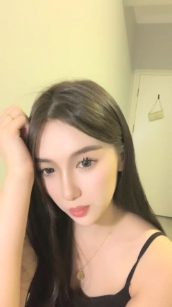 明星脸，几万粉丝的小网红【偷走一头猪】清秀女神~长腿骚舞~道具黑牛~逼会下蛋，走在街上回头率肯定高！ 截图11