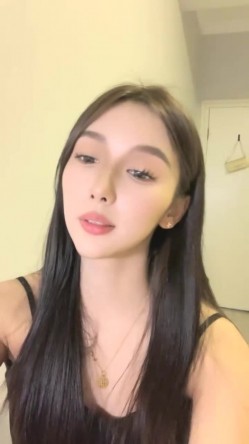 明星脸，几万粉丝的小网红【偷走一头猪】清秀女神~长腿骚舞~道具黑牛~逼会下蛋，走在街上回头率肯定高！ 截图15