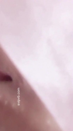 【巨乳女神降临】最新G罩杯木瓜奶爆乳女神乳儿大尺度玩乳私拍流出 玩乳揉穴 G罩杯福利 完美露脸 高清720P版 截图4