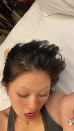 【S级泄密】抖音小红书高颜值美妆网红「小小舒」被男主流出于网上，抖音大号卖了小号断更，小红书还在更新，可以视奸，感觉是醉酒之后拍的 截图6