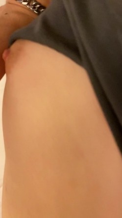【S级泄密】抖音小红书高颜值美妆网红「小小舒」被男主流出于网上，抖音大号卖了小号断更，小红书还在更新，可以视奸，感觉是醉酒之后拍的 截图9