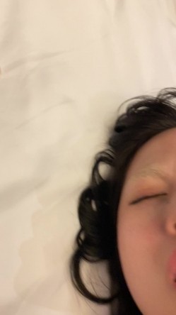 【S级泄密】抖音小红书高颜值美妆网红「小小舒」被男主流出于网上，抖音大号卖了小号断更，小红书还在更新，可以视奸，感觉是醉酒之后拍的 截图15