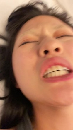 【S级泄密】抖音小红书高颜值美妆网红「小小舒」被男主流出于网上，抖音大号卖了小号断更，小红书还在更新，可以视奸，感觉是醉酒之后拍的 截图16