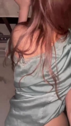 高颜值情侣泄密需要强壮凶狠的男友，粗口加高频抽插爽到胡言乱语，时而天台寻刺激！ 截图7