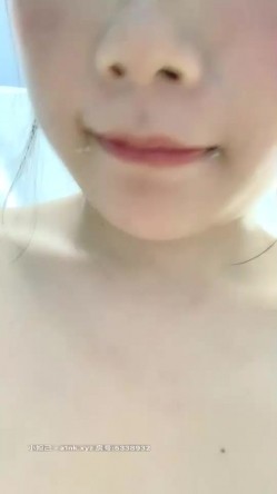 长相甜美清纯极品萌妹牛奶抹胸假吊自慰浴室湿身诱惑，毛毛浓密假吊抽插跳蛋震动浴室翘屁股 截图12