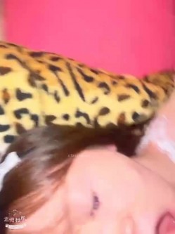 《百度云泄密》刚离婚的美女同事和单位领导酒店偷情 换上兔子制服啪啪啪骚的很 截图10