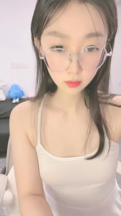 新下海的美女，万众瞩目，【小沫呀】，19岁邻家女孩，清纯甜美的标杆，搞怪表情全裸自慰，一众大哥们追捧的心头肉 截图1