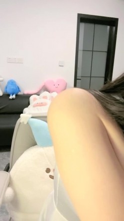 新下海的美女，万众瞩目，【小沫呀】，19岁邻家女孩，清纯甜美的标杆，搞怪表情全裸自慰，一众大哥们追捧的心头肉 截图3
