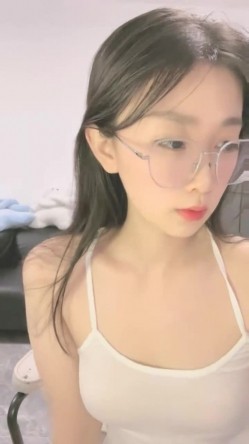 新下海的美女，万众瞩目，【小沫呀】，19岁邻家女孩，清纯甜美的标杆，搞怪表情全裸自慰，一众大哥们追捧的心头肉 截图5