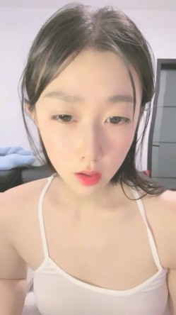 新下海的美女，万众瞩目，【小沫呀】，19岁邻家女孩，清纯甜美的标杆，搞怪表情全裸自慰，一众大哥们追捧的心头肉 截图6