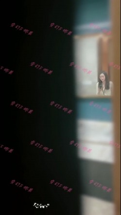 商圈女厕开闪光灯偷拍 ️传媒公司长裙芭蕾舞鞋白领姐姐尿尿 截图2