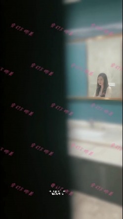 商圈女厕开闪光灯偷拍 ️传媒公司长裙芭蕾舞鞋白领姐姐尿尿 截图3