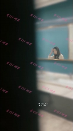 商圈女厕开闪光灯偷拍 ️传媒公司长裙芭蕾舞鞋白领姐姐尿尿 截图4