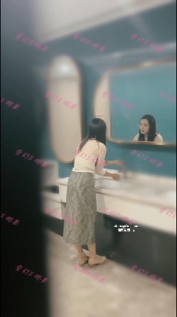 商圈女厕开闪光灯偷拍 ️传媒公司长裙芭蕾舞鞋白领姐姐尿尿 截图5