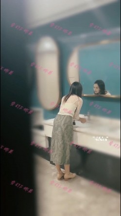 商圈女厕开闪光灯偷拍 ️传媒公司长裙芭蕾舞鞋白领姐姐尿尿 截图6