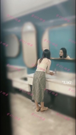 商圈女厕开闪光灯偷拍 ️传媒公司长裙芭蕾舞鞋白领姐姐尿尿 截图7