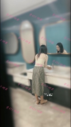 商圈女厕开闪光灯偷拍 ️传媒公司长裙芭蕾舞鞋白领姐姐尿尿 截图8